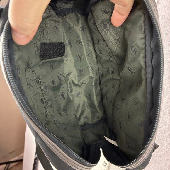 Sony CD Discman Carrying Case Black Crossbody Adjustable Shoulder Bag Top Zip - Picture 3 of 11